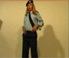 Rubia vestida de policia haciendo un strip tease